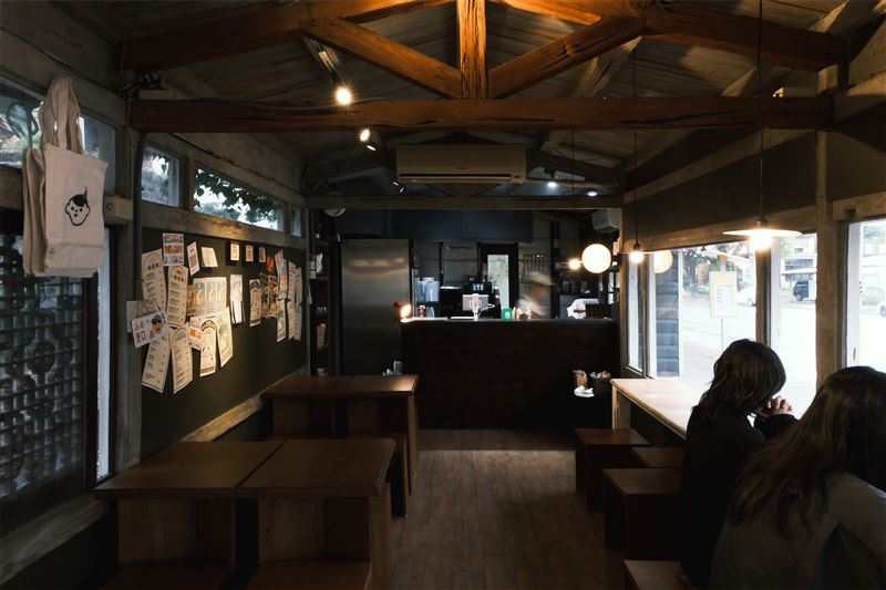 魚刺人雞蛋糕花蓮米崙店空間設計融合昭和美學復古情懷，讓整體氛圍蘊含著花蓮的土地故事與深厚情感。（圖／雲品國際提供）