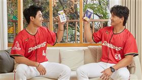 職棒新星味全龍小將挺經典，熱血應援中華隊。左:李致霖、右:曾勝安。(圖/業者提供)