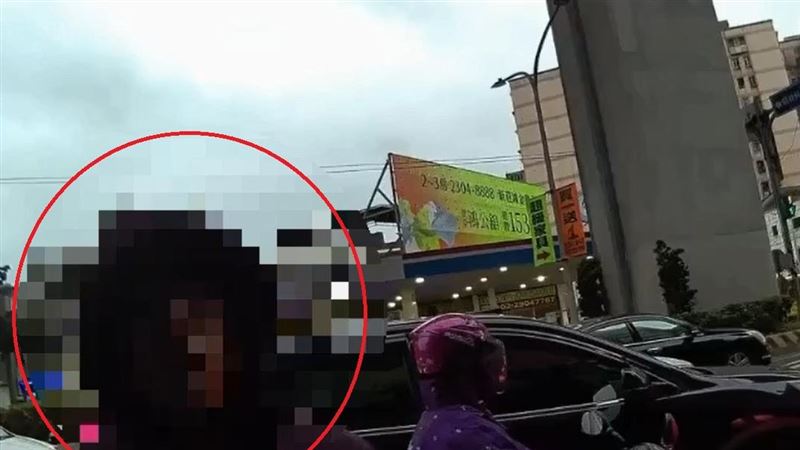 吳男突然情緒失控，用頭猛撞機車坐墊，被警方保護管束後送醫。（圖／翻攝畫面）