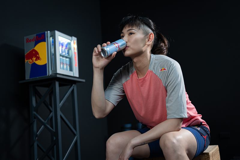 Red Bull運動員戴資穎化身「Red Bull Zero Excuses 神健友 健身計畫」健身陪練員。（圖／品牌業者提供）