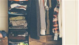 衣服太膨，衣櫃空間不足。（示意圖／翻攝自Pixabay）