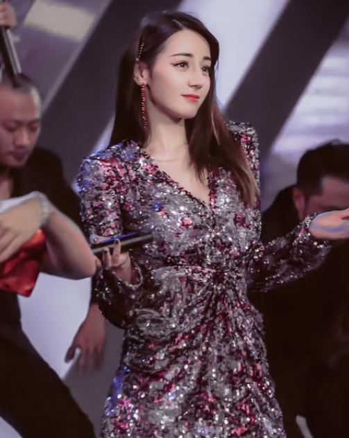 陸媒報導，迪麗熱巴與嘉行傳媒的矛盾愈發不可調和。（圖／翻攝自迪麗熱巴IG）