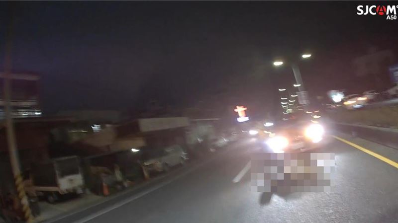 警消趕抵現場搶救，將泰國籍男子緊急送醫。（圖／翻攝畫面）