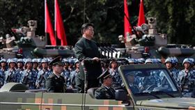 中國國家主席習近平閱兵。美國總統川普突打伊朗，引發台、日、含憂心，一旦戰事拉長、亞太地區的美軍軍力被抽調支援中東，他們將無足夠力量嚇阻中共侵略。（圖／翻攝自X平台 @IranObserver0）