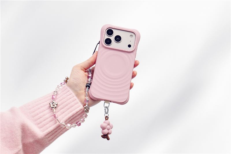 花朵手機吊飾結合銀色花朵與充滿春天粉色氣息的可愛串珠，為日常帶來一抹清新優雅。（圖／品牌業者提供）