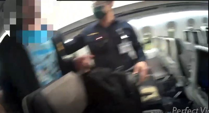 華航飛機抵達桃機後，英國籍旅客因抽電子菸，被警方帶回。（圖／翻攝畫面）