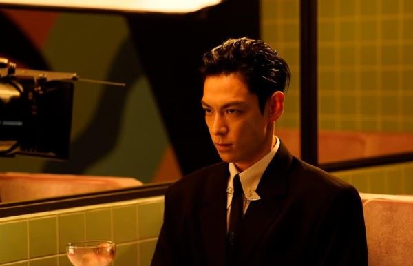 近日T.O.P公開新歌MV預告照，有媒體轉發宣傳內容時，意外出現G-Dragon按讚紀錄，立刻在粉絲圈掀起討論。（圖／翻攝自T.O.P IG）