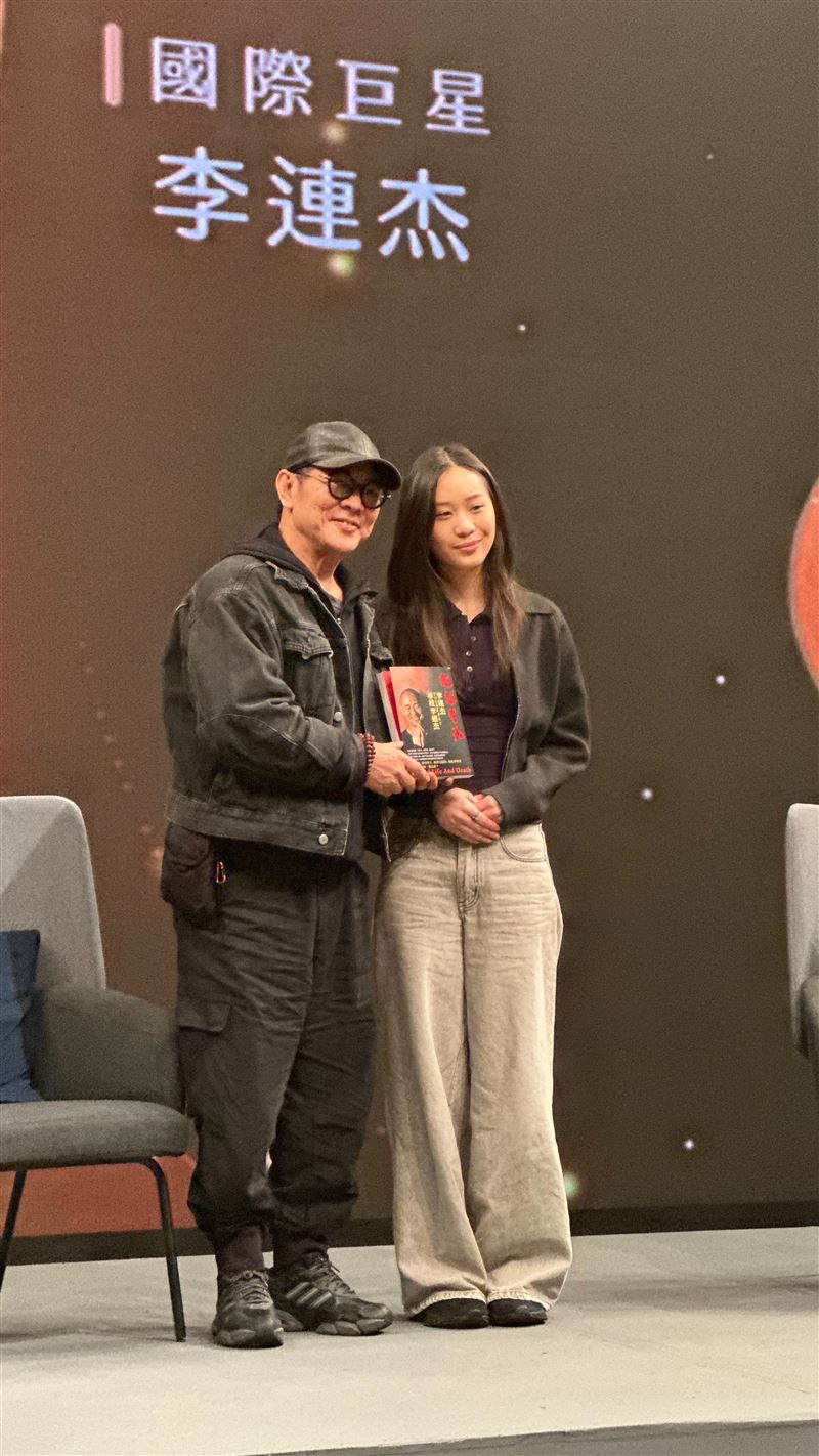李連杰在著作《超越生死:李連杰尋找李連杰》親曝南亞海嘯生死瞬間,親吐與台灣的一段神秘因緣與學佛法經過。圖為李連杰小女兒陪同到大愛演講。(圖/聯合文學提供)