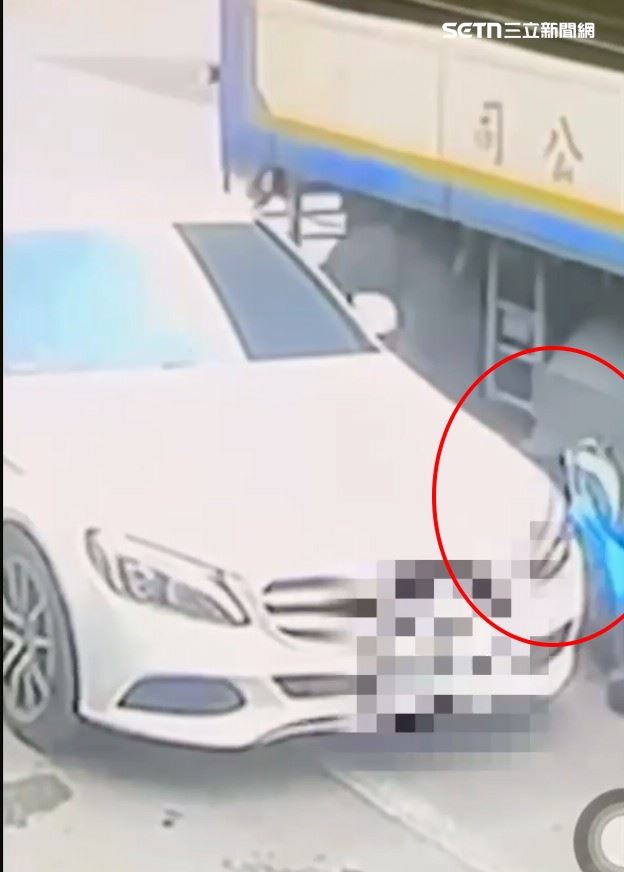 女騎士與聯結車發生擦撞捲進車底，當場遭後輪輾斃，地上留下大量鮮血。（圖／翻攝畫面）