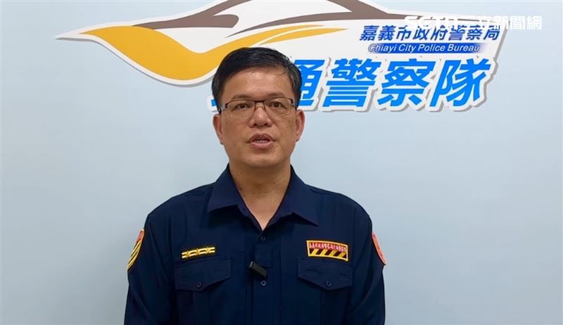 嘉義市政府警察局交通警察隊副隊長陳彥瑞，說明車禍處理情況（圖／翻攝畫面）