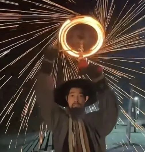 中國大陸41歲打鐵花網紅離世。（圖／翻攝自抖音）