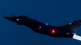 法國飆風戰機。法國外長巴羅4日表示，飆風戰機協防阿聯領空，擊落了多架伊朗無人機。（圖／翻攝自X平台 @AlerteX_）