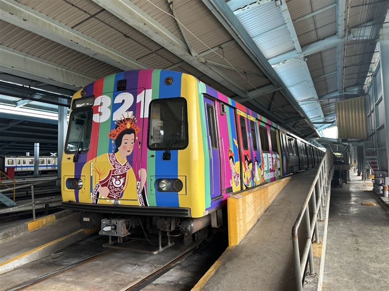 321世界唐氏症日彩繪列車結合台灣在地傳統文化，從車頭、車側到車廂內拉環與隔板，全面換上繽紛設計。（圖／唐氏症基金會提供）