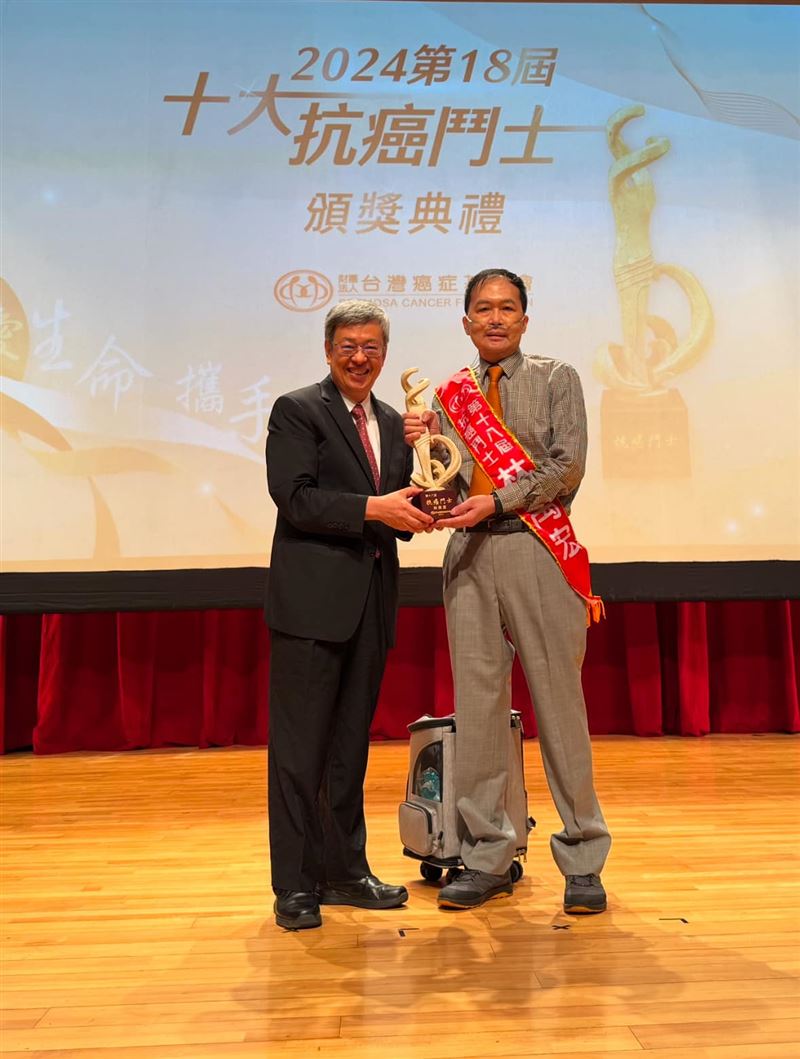 因著堅韌的抗癌鬥志，林禹宏（右）在2024年10月獲頒十大抗癌鬥士。（圖／翻攝自林禹宏的臉書）