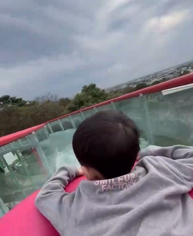 母子玩漂漂河設施，才剛從起點出發，船身竟卡在第一個彎道。(圖／翻攝畫面)