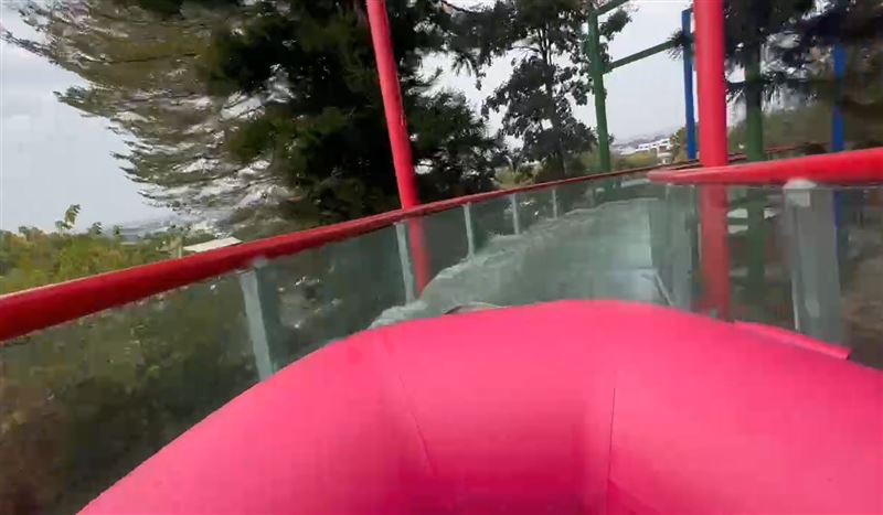 母子受困在彎道，最後靠著左右扭動身體才讓氣墊船產生動能往前滑順利脫困。(圖／翻攝畫面)