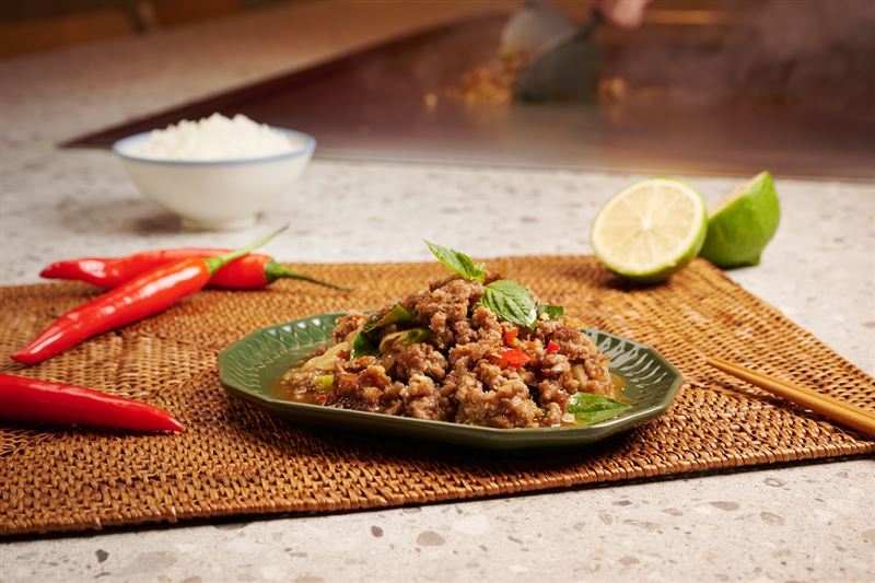 「酸辣打拋和牛」主餐讓小資上班族也能以親民價格品嚐和牛料理。(圖/品牌業者提供)