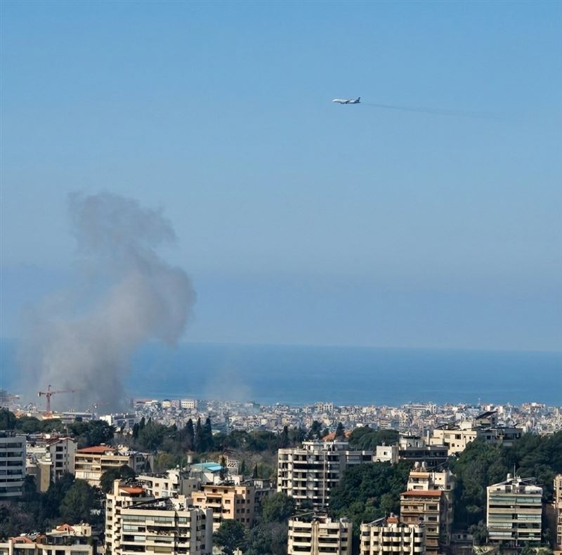 以軍3日轟炸黎巴嫩首都貝魯特，但有一架民航客機照常起飛，被鏡頭捕捉到。（圖／翻攝自X平台 @SunTzu07）