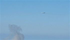 以軍3日轟炸黎巴嫩首都貝魯特，但有一架民航客機照常起飛，被鏡頭捕捉到。（圖／翻攝自X平台 @SunTzu07）