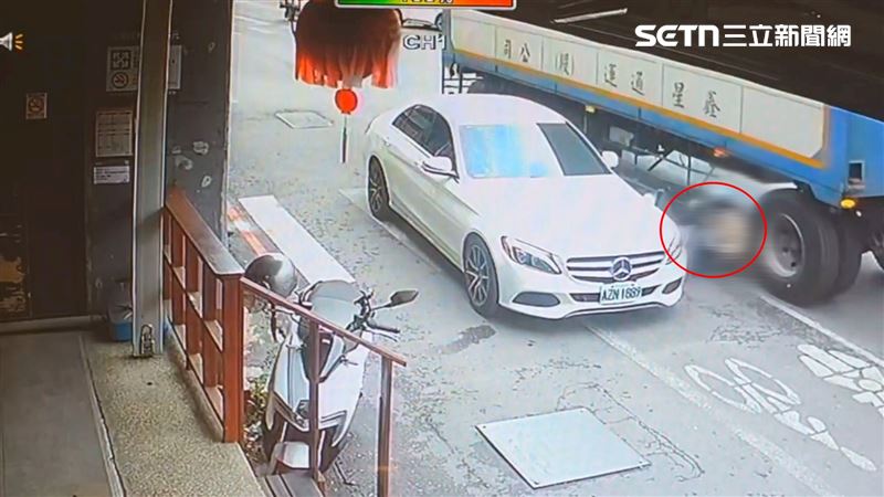 女騎士捲入車底，下秒遭巨輪輾斃。（圖／翻攝畫面）