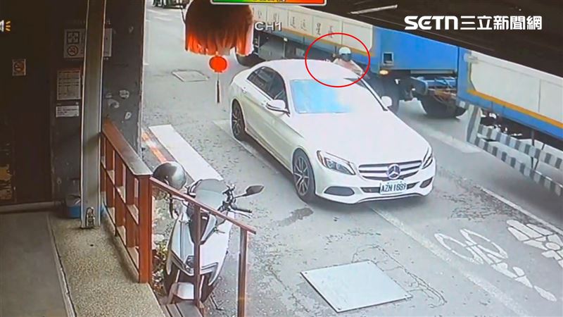 白色賓士車違停，女騎士在「夾縫中求生存」畫面曝光。（圖／翻攝畫面）
