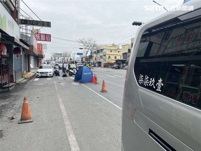 50多歲女騎士遭聯結車輾斃。（圖／記者廖國雄攝影）