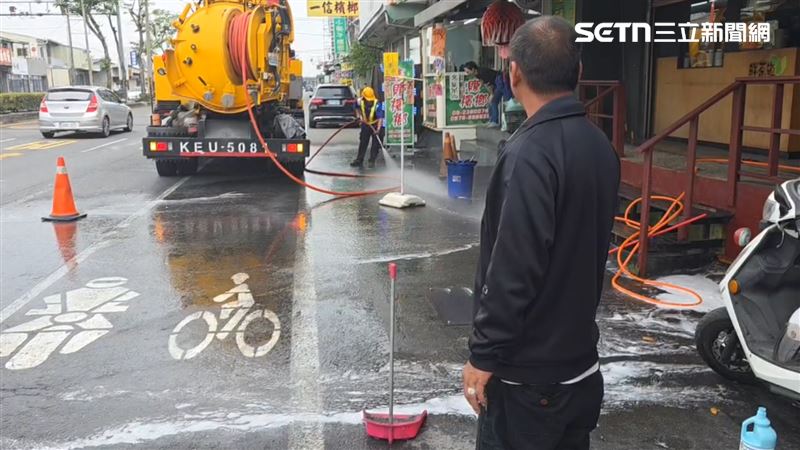 現場遺留斑斑血跡，清潔人員灑水清理路面。（圖／記者廖國雄攝影）