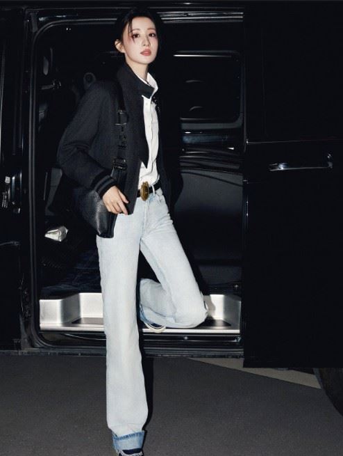 身為Dior品牌大使的王楚然，近日赴巴黎參加時裝週，其中一套機場穿搭卻引來兩極評價，整體視覺比例被部分網友形容成「五五身」。（圖／翻攝自微博）