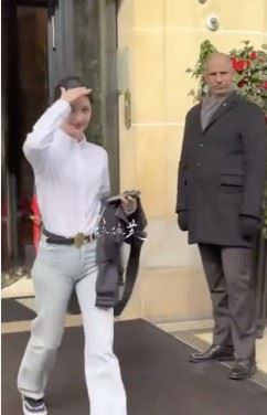 有網友直言「這褲子是想讓姐姐轉型做喜劇人嗎」、「身材這麼好都hold不住，更何況普通人」。（圖／翻攝自微博）