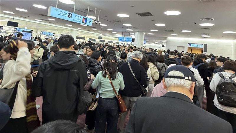 台灣人超狂!羽田機場塞爆 大批人狂撞衫
