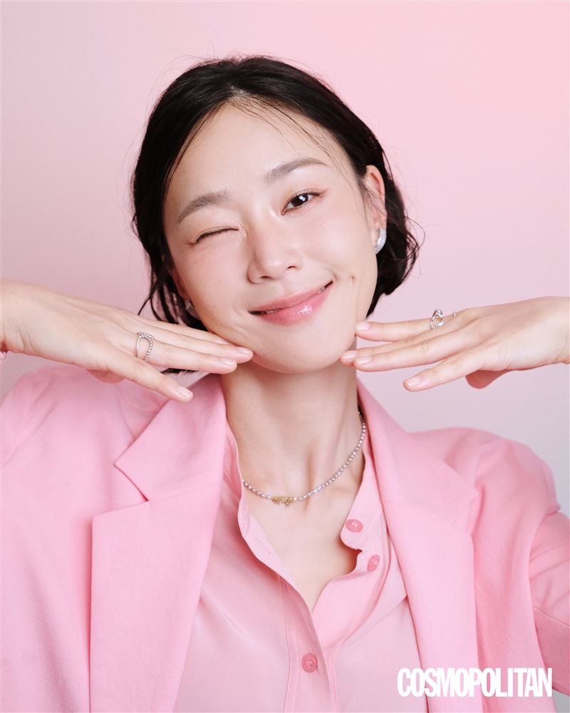 身為獅子座的鍾瑶不願安於現況，在工作上充滿企圖心。（圖／COSMOPOLITAN.COM提供）