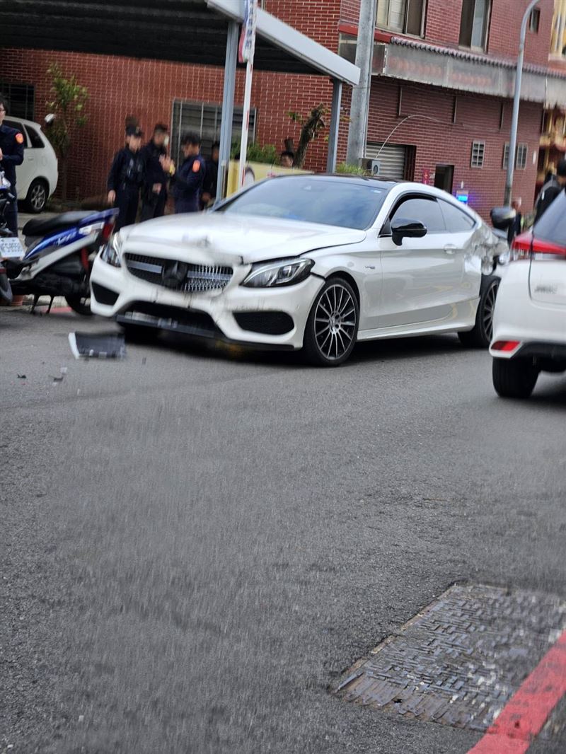 賓士車與保時捷豪車在街頭開戰。（圖／民眾提供）