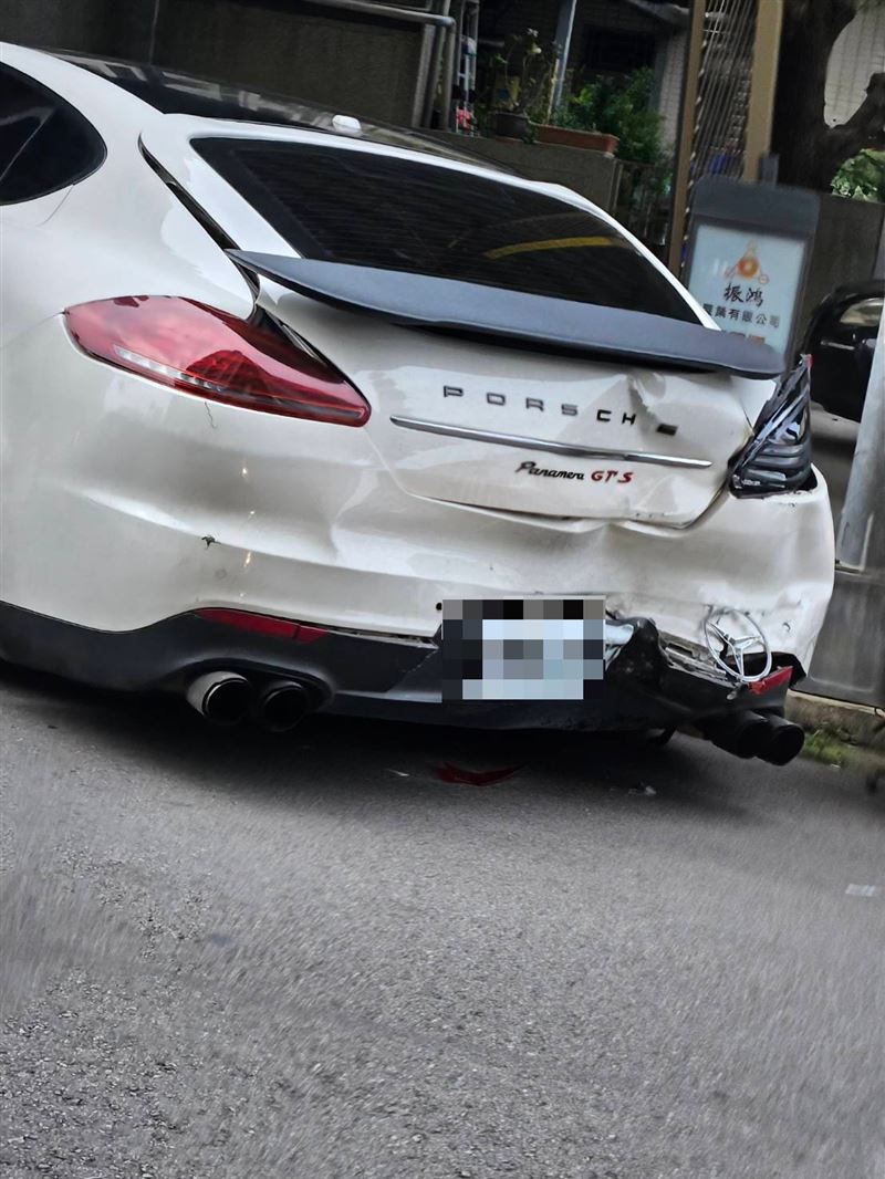 賓士車以「180度大甩尾」用車尾撞擊保時捷。（圖／民眾提供）