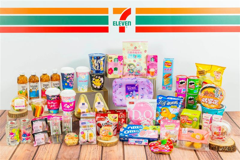 全台門市也呼應高雄櫻花季活動與全民共迎浪漫春日,自3月4日至3月31日推出櫻花主題專案架。(圖/品牌業者提供)