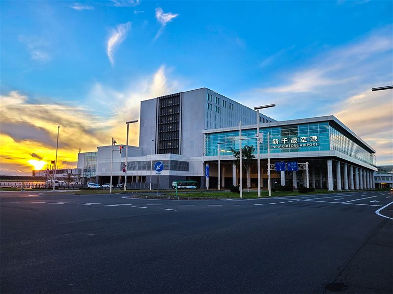 北海道的新千歲機場,6月1日起成人「服務設備使用費」漲到3000日圓,並多收650日圓保安服務費。(圖/翻攝自新千歲機場官方臉書)