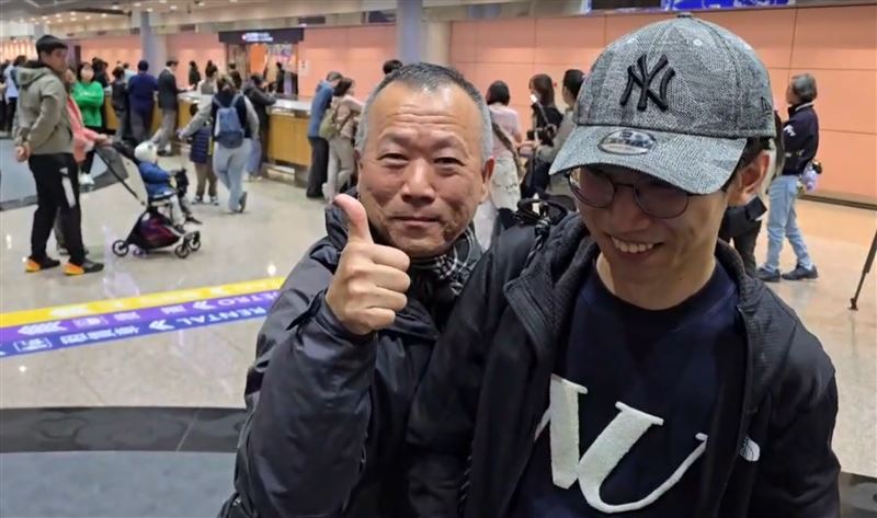 林先生等到困在機場多天的兒子，心中大石落地。（圖／記者石明啟攝影）
