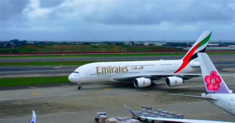 阿聯酋航空EK366航班，今（4日）凌晨3時51分已從杜拜起飛，下午近4時抵達台灣。（圖／記者石明啟攝影）