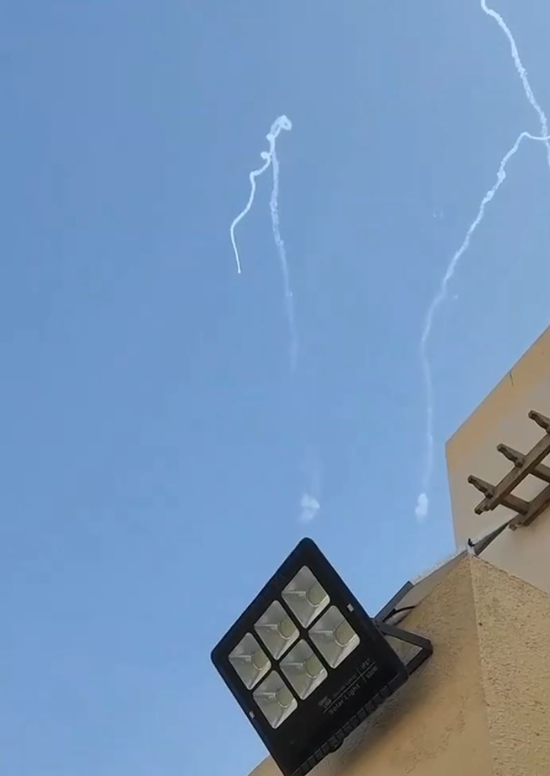 阿聯酋上空攔截飛彈。（圖／記者石明啟翻攝）