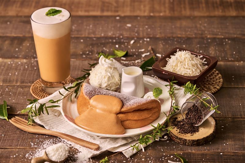 泰奶椰香冰淇淋鬆餅+雲朵奶蓋泰式奶茶。(圖/品牌業者提供)