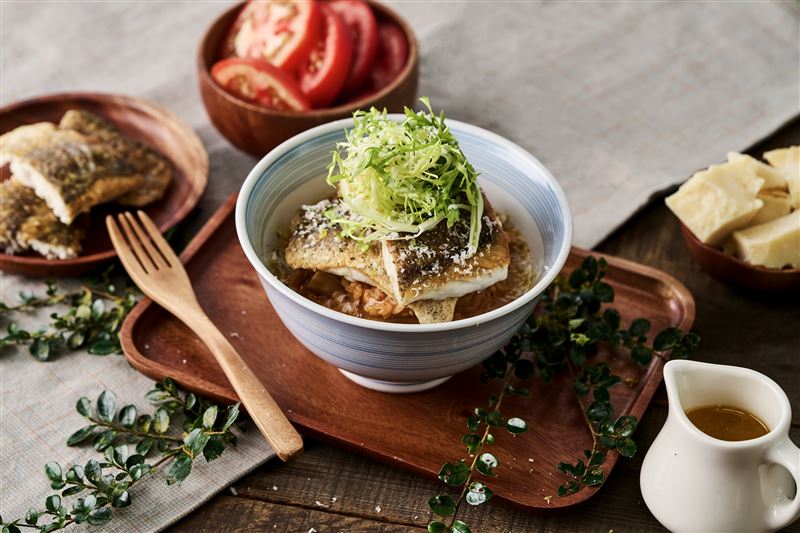 香煎鱸魚茄汁湯丼飯。(圖/品牌業者提供)