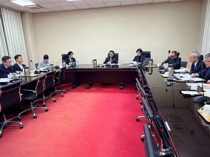 因應中東局勢,行政院長卓榮泰今(4)日再次邀集外交部、交通部、財政部、金管會及經濟部。(圖/行政院提供)