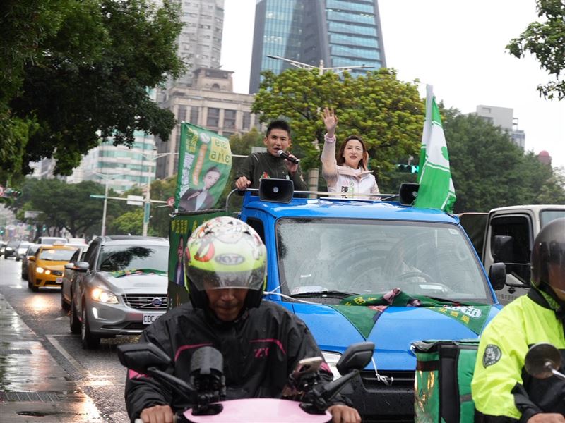 冒雨力挺師兄　陳乃瑜陪張銘祐萬華車隊掃街
