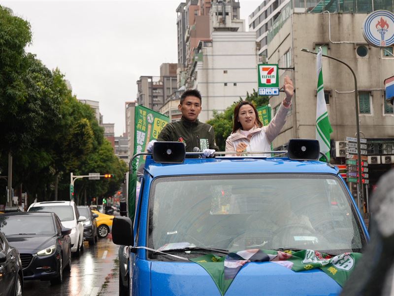 冒雨力挺師兄　陳乃瑜陪張銘祐萬華車隊掃街