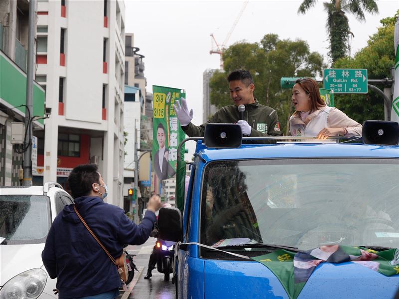 冒雨力挺師兄　陳乃瑜陪張銘祐萬華車隊掃街