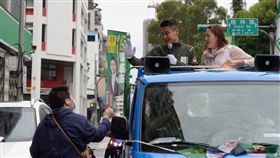 冒雨力挺師兄　陳乃瑜陪張銘祐萬華車隊掃街