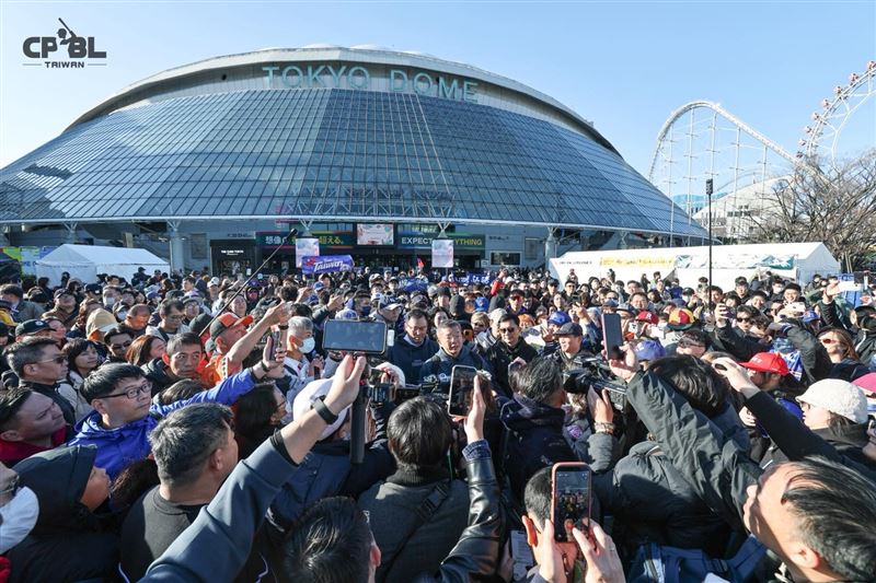 台灣人擠爆東京巨蛋前，畫面相當壯觀。（圖／取自中華職棒臉書）