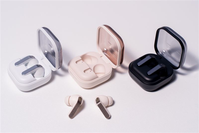 Galaxy Buds4 Pro推出極光白、粉霧金（三星商城限定色）、曜石黑。（圖／品牌業者提供）