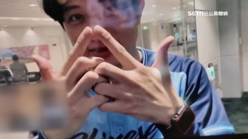 結印哥洪君名再度前進日本，親自示範結印手勢