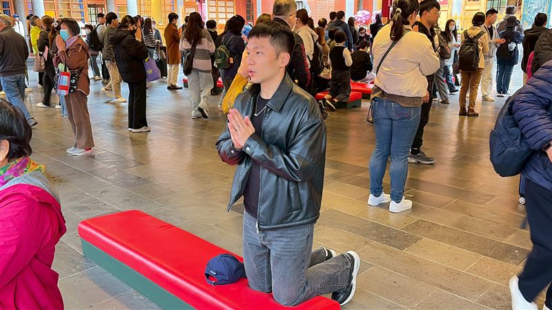 李洋在前往東京為台灣隊加油前，先至行天宮拜拜。（圖／運動部提供）