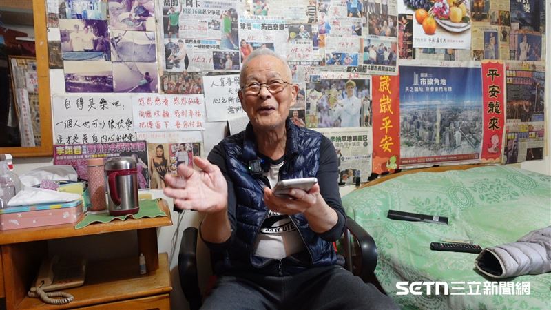在台灣毫無親人的81歲鄭龍夫阿公,他已獨居20多年,但他從未怨天尤人,反而把自己活得很充實有規律,甚至學習使用智慧手機,他說,自己每天都會按時傳早安、晚安問候圖給LINE友人們,透過這方式告訴大家:「我很好,我還活著,沒事喔!」(圖/記者張雅筑攝)